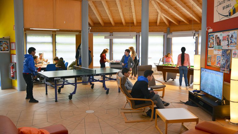 Les maisons des jeunes  CroixRouge luxembourgeoise, Mënschen hëllefen