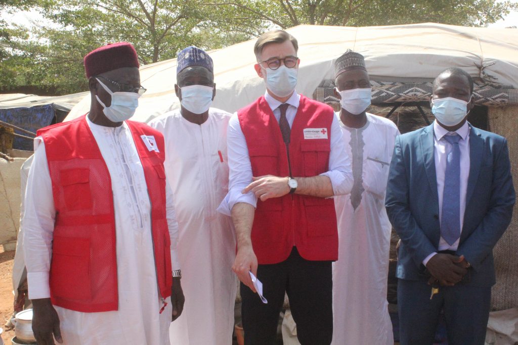 Visite de Franz Fayot des projets de la Croix-Rouge luxembourgeoise et nigérienne au Niger